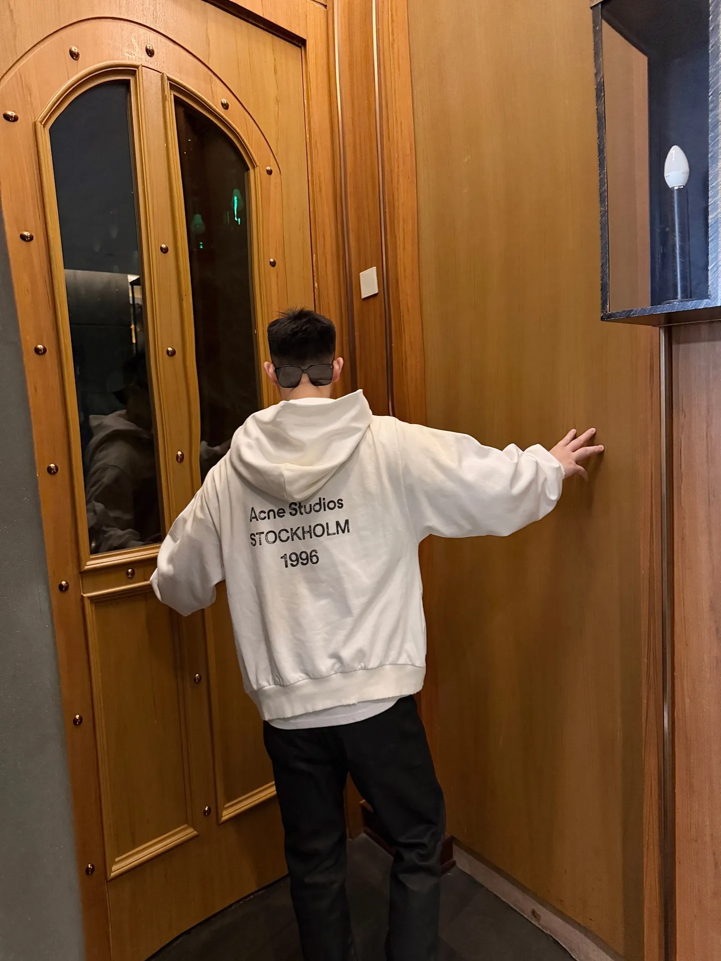 [Upper body picture] Acne mud-dyed washed and distressed hooded sweatshirt (White)